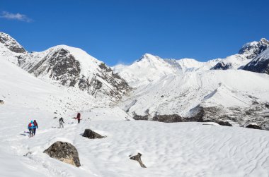 nepal Himalayalar, turistler iz trekking,