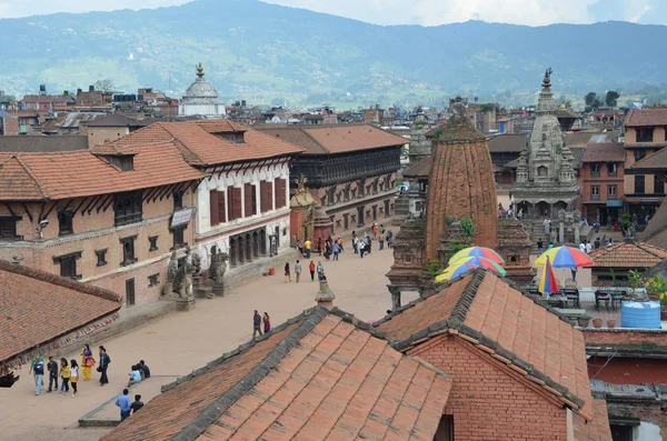 Scène du Népal : Des touristes marchent sur l'ancienne place Durbar à Bhaktapur — Photo