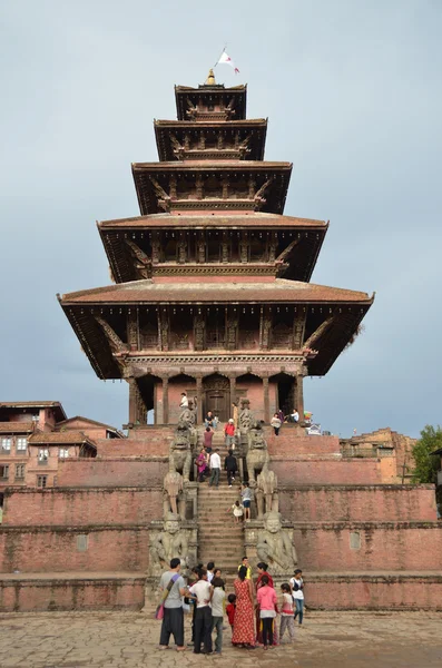 Bhaktapur, Nepal, October 26,2012: People walking near the temple of Nyatapol in Taumadhi square — Stock Fotó