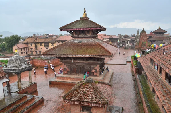 Nepal, Katmandú, una bestia mítica en el complejo de templos budistas de Swayambhunath —  Fotos de Stock