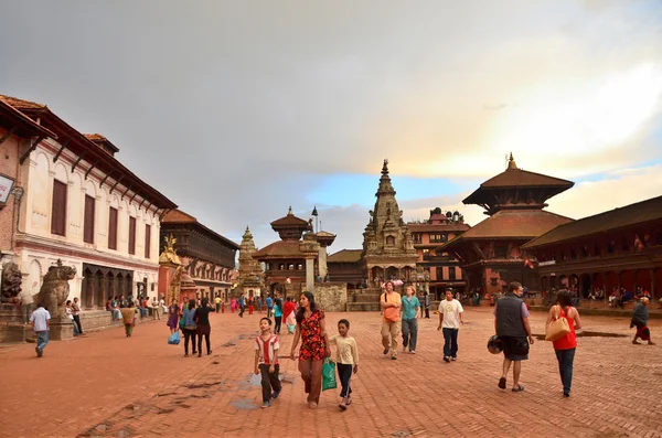 Escena de Nepal: Turistas caminando por la antigua plaza Durbar en Bhaktapur —  Fotos de Stock