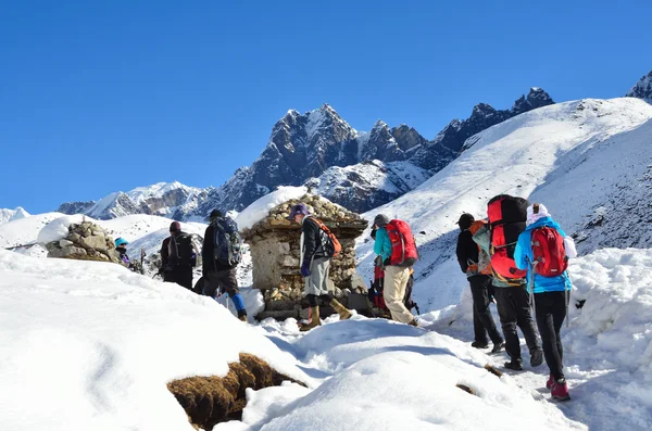 Nepal, trekking en el Himalaya, turistas en el sendero —  Fotos de Stock