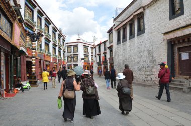 Tibet, lhasa içinde jokhang çevreleyen Antik Barkhor'da Caddesi üzerinde kabuk yapılıyor buddists