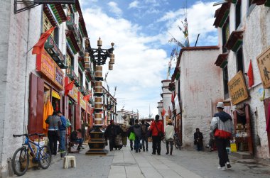 lhasa, Tibet insanlar barkor jokhang çevreleyen sokak üzerinde kabuk taahhüt