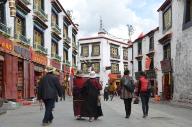 Tibet, lhasa içinde jokhang çevreleyen Antik Barkhor'da Caddesi üzerinde kabuk yapılıyor buddists
