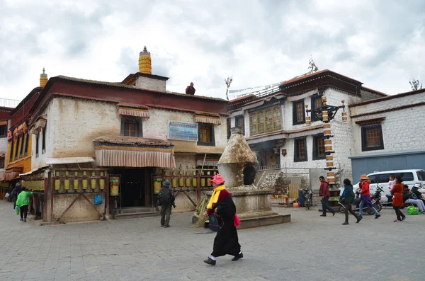 Lhasa, Tibet insanlar barkor jokhang çevreleyen sokak üzerinde kabuk taahhüt — Stok fotoğraf