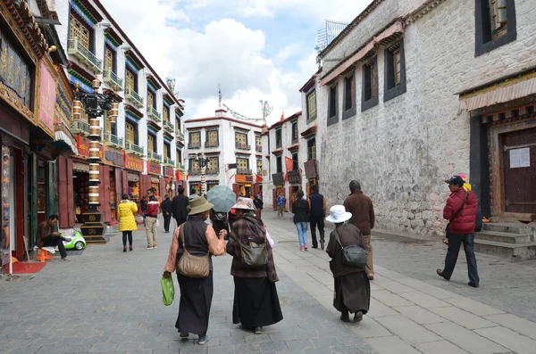 Tibet, buddists committing bark on ancient Barkhor Street surrounding the Jokhang in Lhasa — Stock Photo, Image