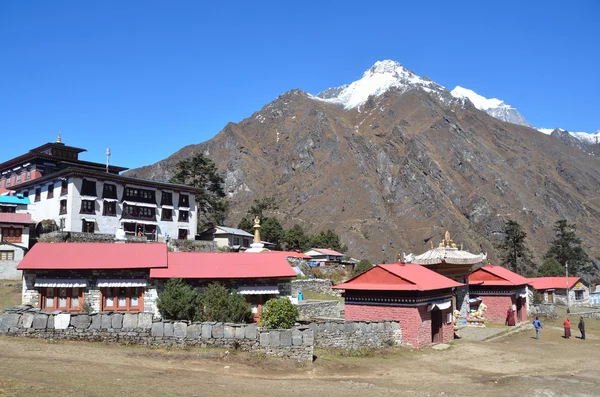 尼泊尔，村里的喜马拉雅山脉中的 tyanboche 修道院 — 图库照片