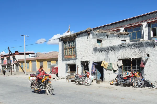 Tibet, China, October, 02, 2013. People on the street of small town high in the mountains — ストック写真