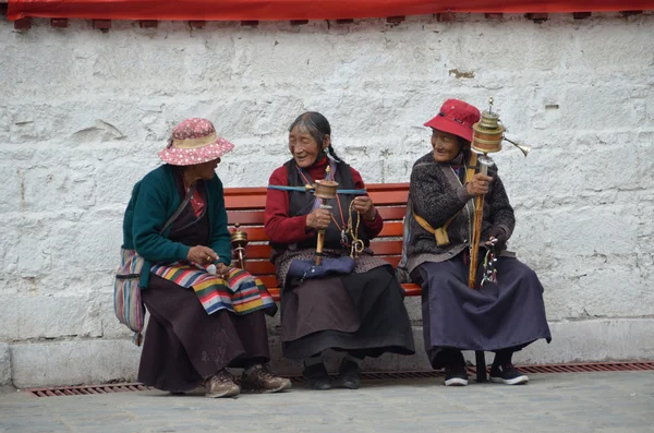Tibet, lhasa, tapınak djokang yakınındaki bir bankta oturan üç yaşlı kadın