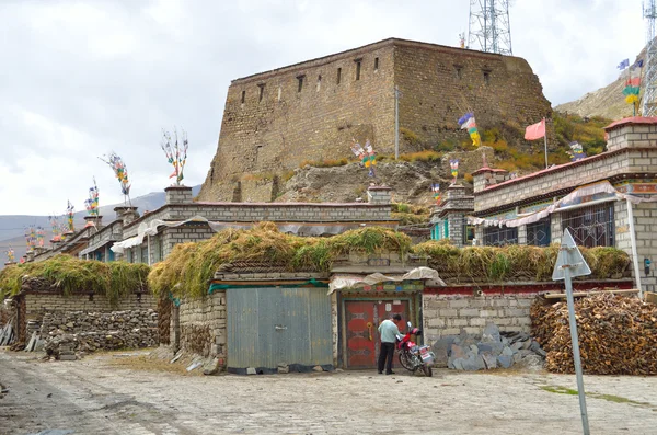 Tíbet, un pequeño asentamiento Nakarce, a 4400 metros sobre el nivel del mar —  Fotos de Stock