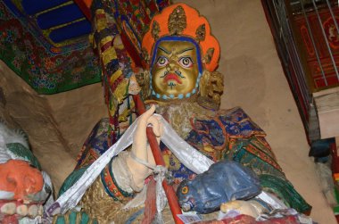 Tibet, lhasa, budda heykeli yakınındaki mağaralarda drag verpa Manastırı.