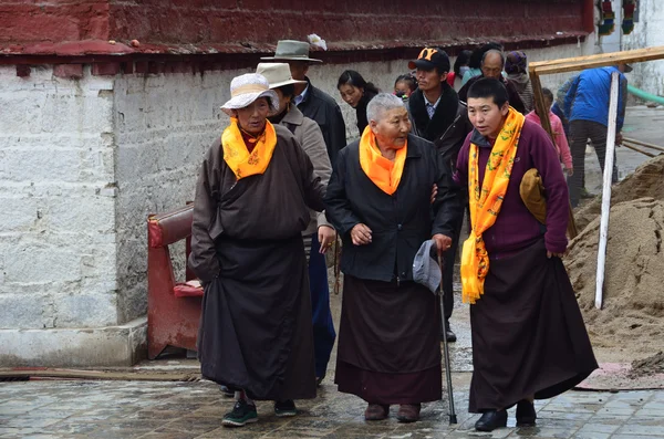 Tibet, drei ältere frauen bellen auf der alten barkhor straße, die den jokhang in lhasa umgibt — Stockfoto