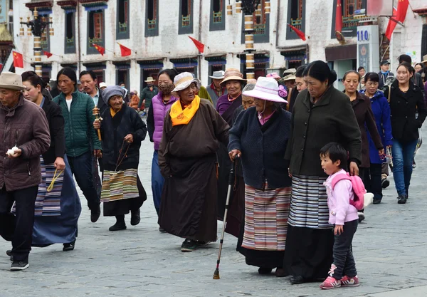 Tíbet, antigua calle Barkhor, rodeando el templo de Jokhang en Lhasa — Foto de Stock