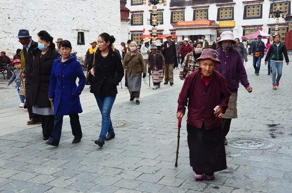 Tibet, ancient Barkhor Street surrounding the Jokhang temple in Lhasa — Stock Photo, Image