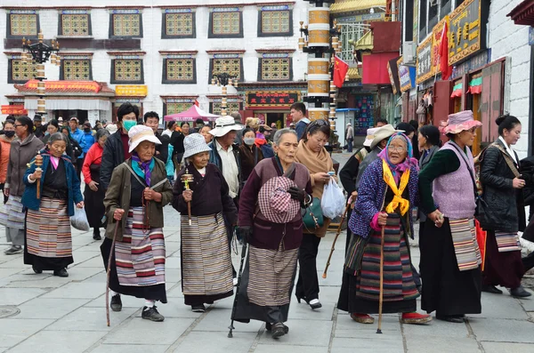 Tibet, lhasa içinde jokhang tapınak çevreleyen Antik Barkhor'da sokak — Stok fotoğraf