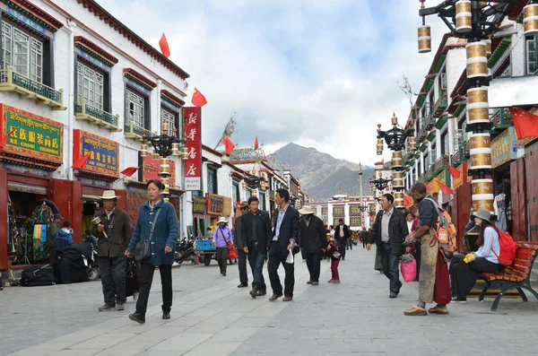 Tíbet, antigua calle Barkhor que rodea el templo de Jokhang en Lhasa — Foto de Stock