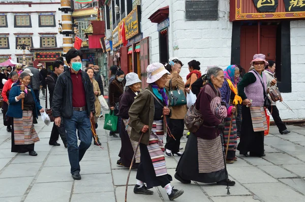 Tibet, lhasa, mensen plegen schors op oude barkhor straat rond de jokhang — Stockfoto