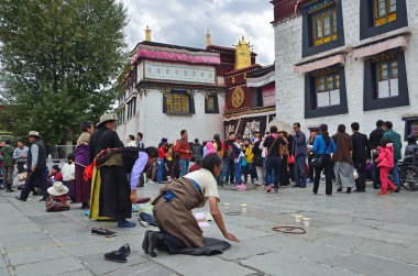 lhasa, Tibet Budistler secde yapmak önce tibet, jokhang ilk Budist tapınağı (dua)