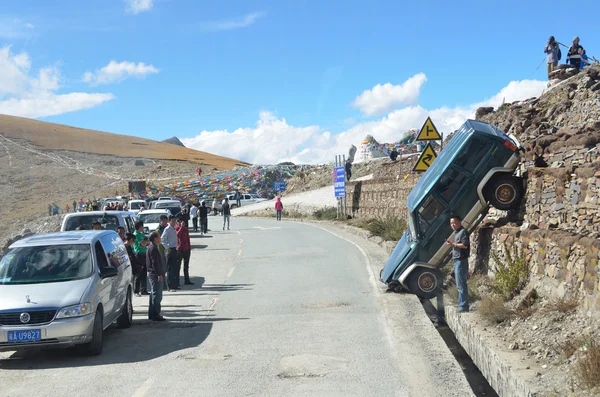 Tibet,China, Octoder, 03, 2013. Accident on the highway in the mountains — Φωτογραφία Αρχείου