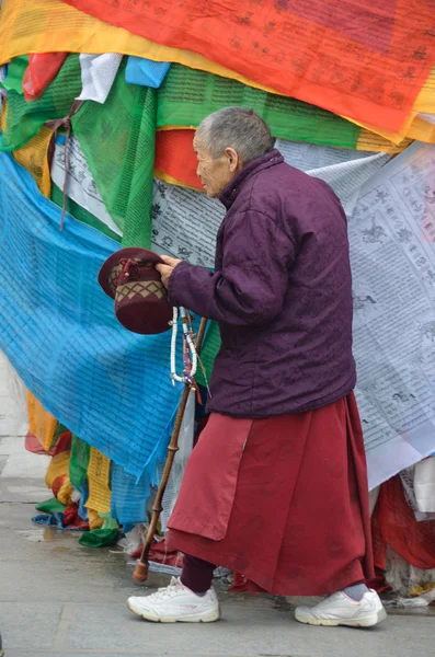 西藏自治区拉萨市一位老妇犯在古街道围绕大昭寺的八廓街上的树皮 — 图库照片