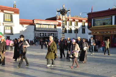 lhasa, Tibet insanlar jokhang çevreleyen kabuk yürütme