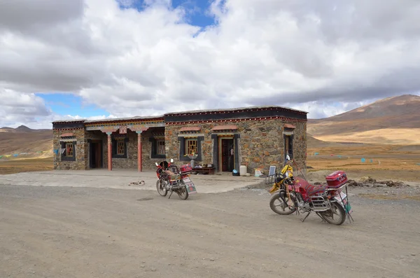 Tibet, Čína, říjen, 03, 2013. Dům u silnice ve výšce 5000 metrů — Stock fotografie