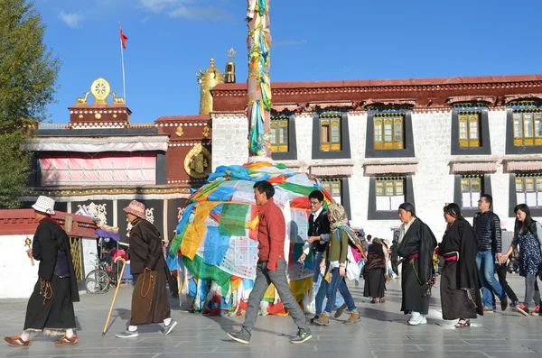 Tibet, lhasa, människor begår bark kring jokhang — Stockfoto