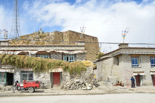 Tibet, Lhasa, China, 03 de octubre de 2013. Ciudad pequeña Nokatse a una altura de 5000 metros — Foto de Stock