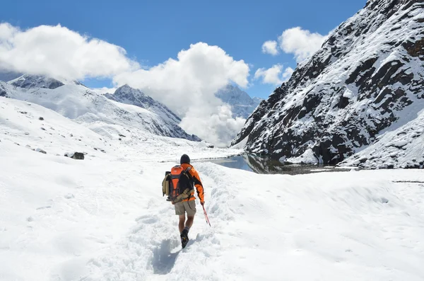 Nepal, trekking en el Himalaya, el turista está en el sendero — Foto de Stock