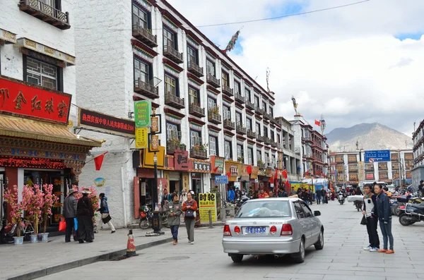 Tibet, Lhassa, Chine, 4 octobre 2013. Personnes marchant dans le centre historique de Lhassa — Photo