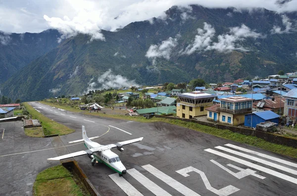 Lukla, Nepal, oktober 26, 2013. Luchthaven in de bergen, Lukla — Stockfoto