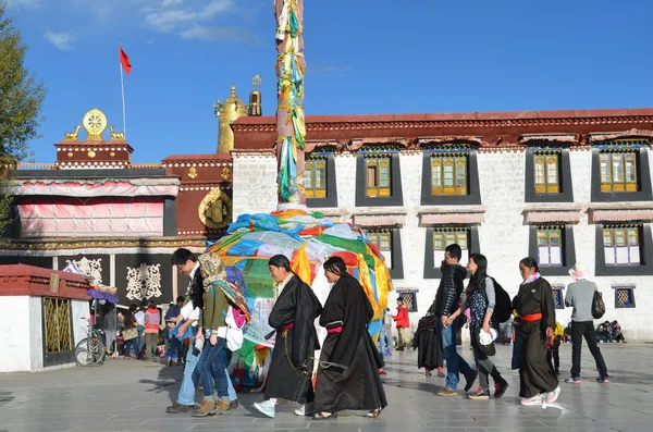 Ludzi w pobliżu jokhang starożytnego klasztoru w lhasa w Tybecie — Zdjęcie stockowe