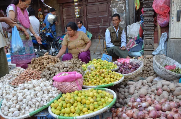 Nepál, Katmandu, kereskedelem, az utcán. — Stock Fotó