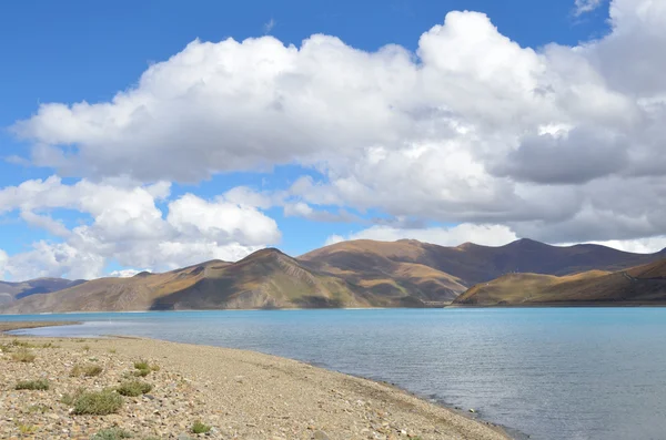 チベット高原、神聖な湖 yandrok tso — ストック写真