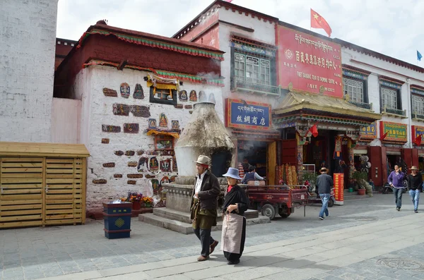 Tibet, old people goes on Barkor Stree  around Jokhang monastery in Lhasa — Stock Photo, Image