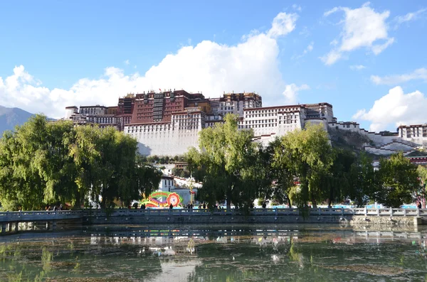 Tibet, Lhasa, Potala Palace - the former residence of the Dalai Lamas in the twilight by the lake — Stock Photo, Image