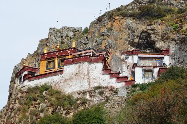 Tíbet, los Himalayas, monasterio Drag Verpa en las cuevas . — Foto de Stock