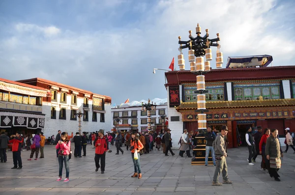 Ludzi w pobliżu jokhang starożytnego klasztoru w lhasa w Tybecie — Zdjęcie stockowe