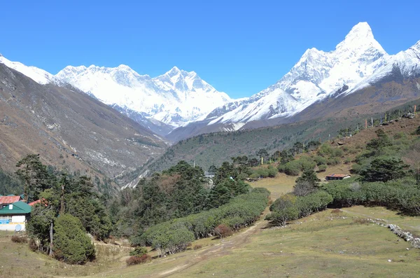 Nepal, himalaya, dorf tyangboche, blick auf die gipfel des Mount Everest, lhotse, ama dablam — Stockfoto