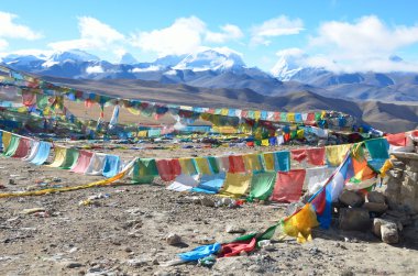 Tibet, deniz seviyesinden, ufuk çizgisi 5120 metre yüksekliğe Tong La geçidinde görünür Himalayaların sekiz thousanders üst