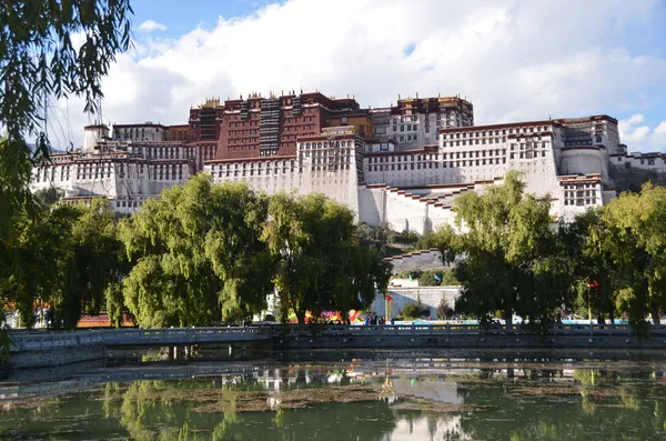 Tibet, het potala-paleis in lhasa, de residentie van dalai lama 's — Stockfoto