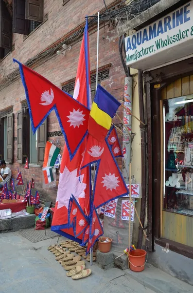 Kathmandu, Nepál, říjen, 12, 2013. Prodej nepálských praporků na náměstí Darbar — Stock fotografie