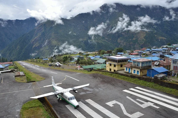 Nepal, lukla airport in de bergen — Stockfoto