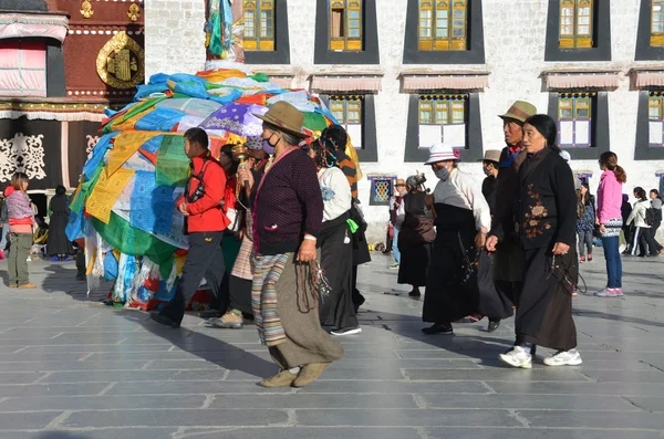 Tibet, mensen in de buurt van oude jokhang klooster in lhasa — Stockfoto