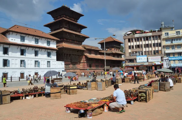Катманду, Непал, 27 сентября 2013 г., Непальская сцена: Продажа сувенирами на площади Бастинпур возле старого Королевского дворца рядом со старым Королевским дворцом Хануман Дхока — стоковое фото