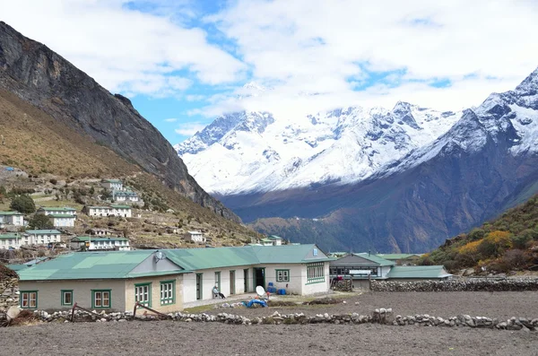 Nepal, os Himalaias, a aldeia de Khumjung no Vale do Khumbu — Fotografia de Stock