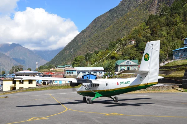 Nepal, lukla airport in de bergen — Stockfoto