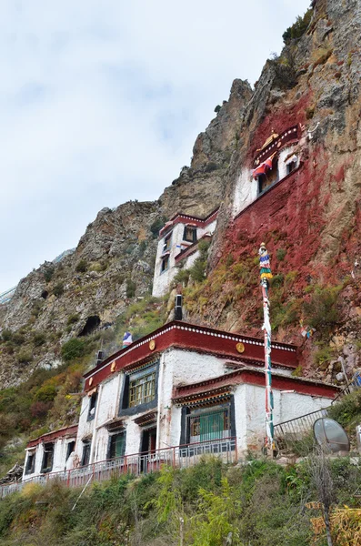 西藏、 喜马拉雅山、 修道院拖皱在洞穴里. — 图库照片