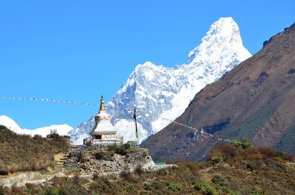 Nepal, the Himalayas, ancient buddist stupa, view of the peaks of Ama Dablam — Stock Photo, Image